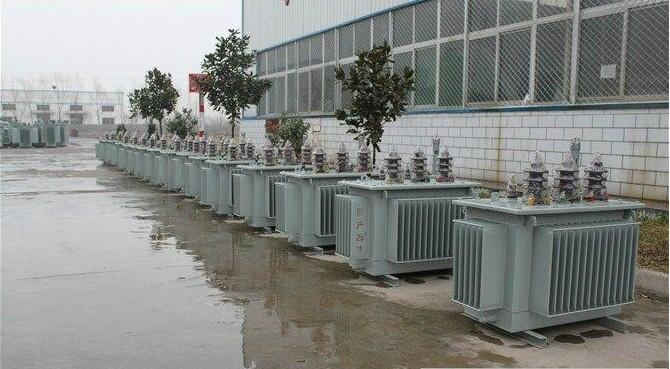 油浸式變壓器的保養(yǎng)如何去做？預(yù)防滲漏油：油浸式變壓器在油箱內(nèi)充滿變壓器油，裝配中依靠緊固件對耐油橡膠元件加壓而密封。